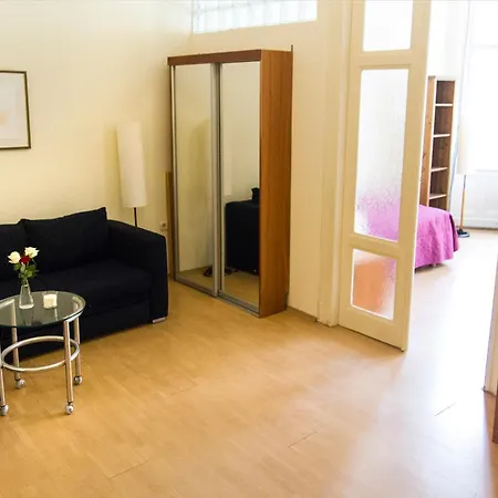 Spacious 4-bedroom Flat In Center Apartment