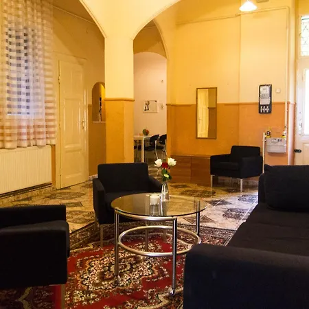 Spacious 4-bedroom Flat In Center