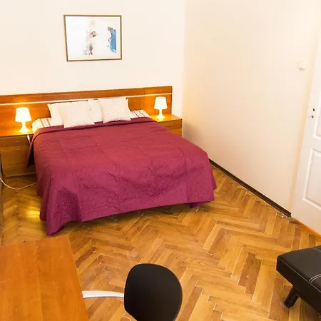 Spacious 4-bedroom Flat In Center Apartment *