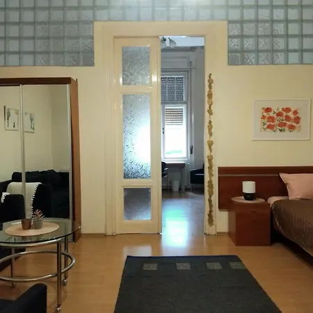 4-bedroom In Center