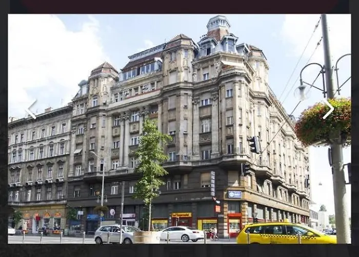 Spacious 4-bedroom Flat In Center