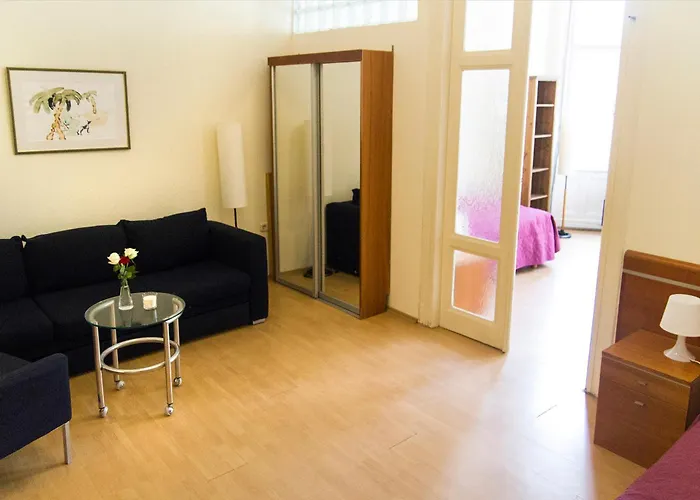 Spacious 4-bedroom Flat In Center Apartment