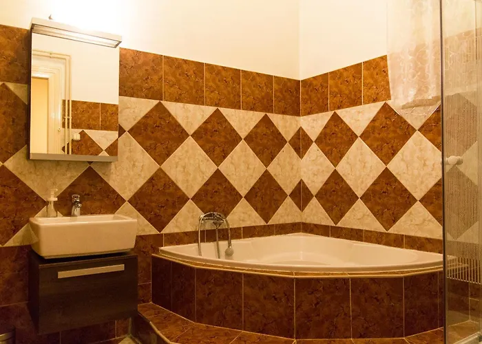 Spacious 4-bedroom Flat In Center