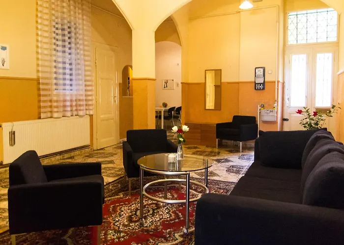 Spacious 4-bedroom Flat In Center